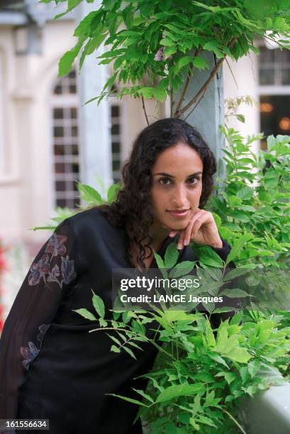 Noa Israeli Singer. NOA, chanteuse israélienne, posant près des feuilles vertes.