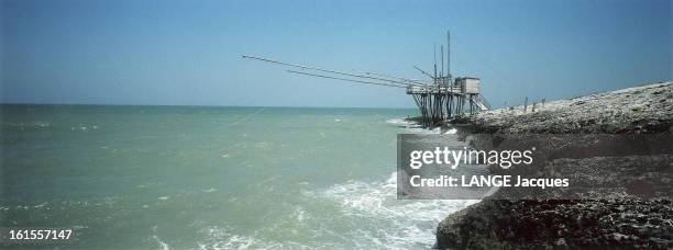 Puglia In Italy. Paysage typique du Gargano, dans les Pouilles en Italie : un trabuccho, installation de pêche sur pilotis, aujourd'hui désaffectée.