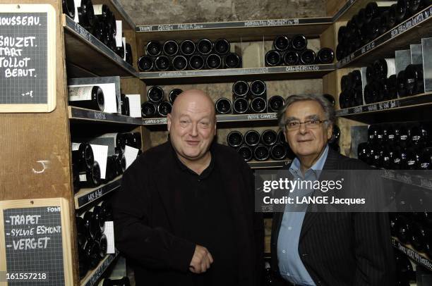 Meeting Bernard Pivot - Gerard Oberle. Plan de face souriant de Bernard PIVOT, auteur du 'Dictionnaire amoureux du vin' posant aux côtés de Gérard...