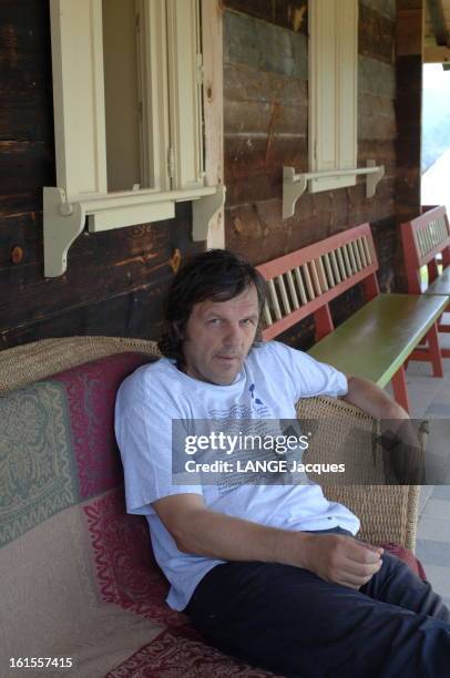 Emir Kusturica In Küstendorf The Village That He Created In Serbia. Emir KUSTURICA assis sur la terrasse d'une maison en bois de Küstendorf, le...