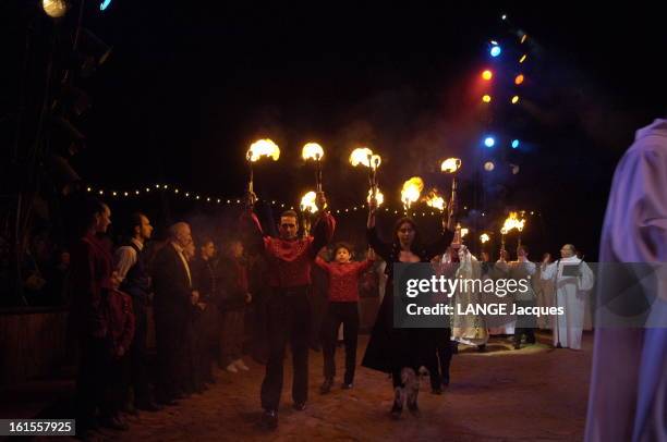 Midnight Mass At The Circus Gruss. Monseigneur Jean-Marie LUSTIGER célèbre la messe de minuit sous le chapiteau du cirque d'Alexis GRUSS installé au...