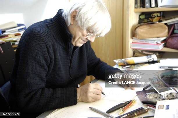 Meeting Wolinski - Manara. Attitude de profil de Milo MANARA dessinant à sa table de travail dans son atelier de VERONE.