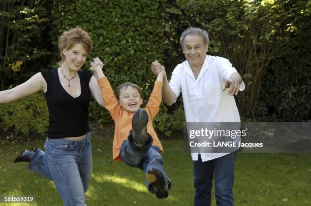 Louis, Autistic Son Of Francis Perrin. Francis PERRIN et son épouse Gersende s'amusant à soulever en l'air leur fils Louis 4 ans et demi, autiste,...