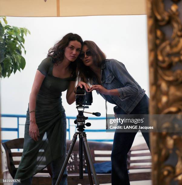 The 53rd Cannes Film Festival 2000: Reflections Of Cannes: The Stars Make Their Self Portrait In A Mirror At The Hotel Martinez. Le 53ème Festival de...