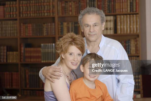 Louis, Autistic Son Of Francis Perrin. Plan de face de Francis PERRIN posant debout aux côtés de son épouse Gersende tenant dans ses bras leur fils...