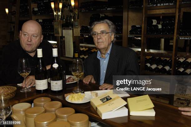 Meeting Bernard Pivot - Gerard Oberle. Plan de profil souriant de Bernard PIVOT, auteur du 'Dictionnaire amoureux du vin' avec Gérard OBERLE, auteur...