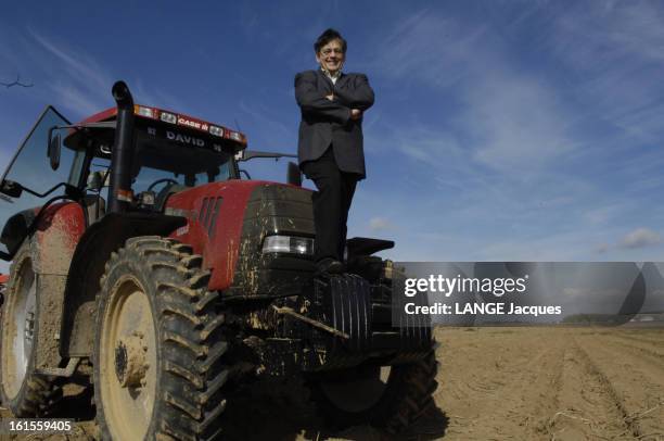 Rendezvous With Pierre Klein. Attitude souriante de Pierre KLEIN, agriculteur moderne du IIIème millénaire, posant debout sur un tracteur au milieu...