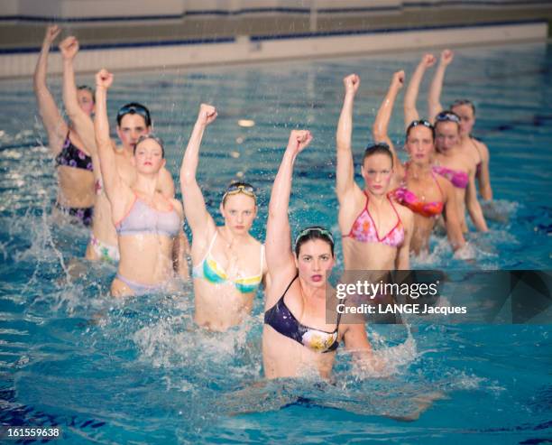 Bathing Suits Have An Olympic Form: France Women Synchronized Swimming Team Show The Suits Of The New Season. Les maillots ont la forme olympique :...