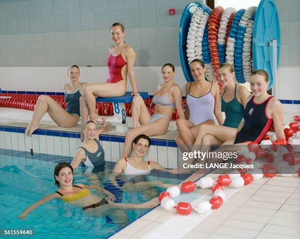 Bathing Suits Have An Olympic Form: France Women Synchronized Swimming Team Show The Suits Of The New Season. Les maillots ont la forme olympique :...