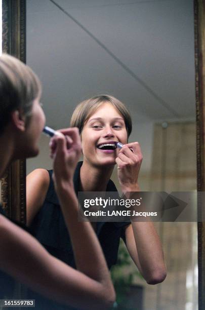 Close-up On Russian Model Natalia Semanova. Le mannequin russe Natalia SEMANOVA se mettant du rouge à lèvre devant un miroir.