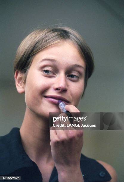 Close-up On Russian Model Natalia Semanova. Le mannequin russe Natalia SEMANOVA se mettant du rouge à lèvre devant un miroir.