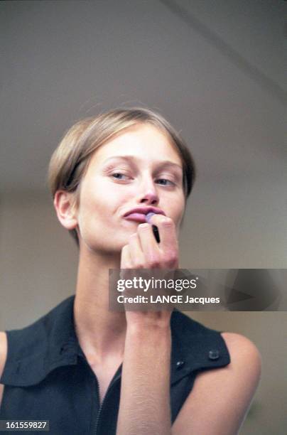 Close-up On Russian Model Natalia Semanova. Le mannequin russe Natalia SEMANOVA se mettant du rouge à lèvre devant un miroir.