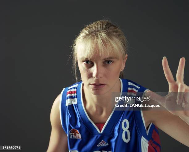 French Athletes Selected For Sydney 2000 Olympics Poses In Studio. Les athlètes françaises sélectionnées pour les JO de Sydney 2000 posent en studio...