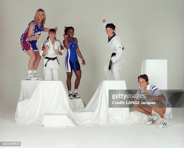 French Athletes Selected For Sydney 2000 Olympics Poses In Studio. Les athlètes françaises sélectionnées pour les JO de Sydney 2000 posent en studio...