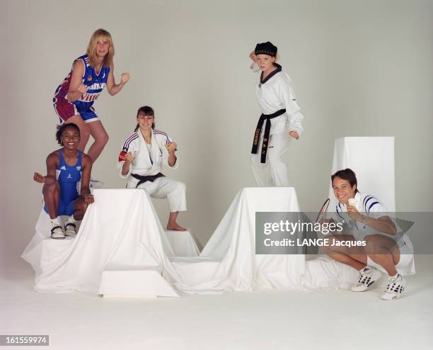 French Athletes Selected For Sydney 2000 Olympics Poses In Studio. Les athlètes françaises sélectionnées pour les JO de Sydney 2000 posent en studio...