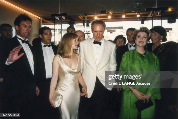 The 47th Cannes Film Festival 1994. Arrivée au Palais du Festival de CANNES de Clint EASTWOOD entouré de sa compagne Frances FISHER et de Catherine...