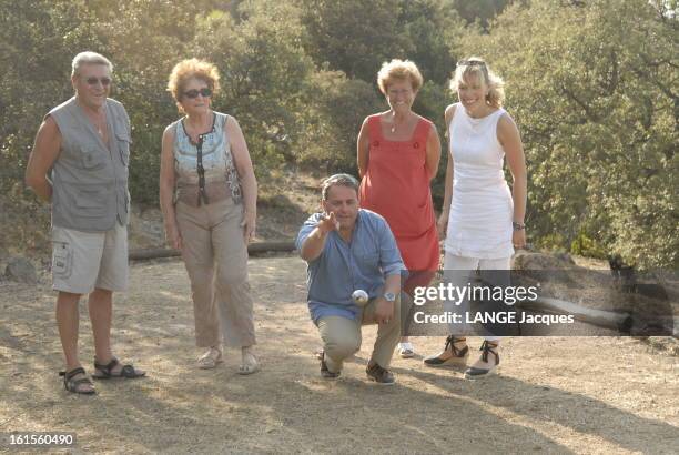 Xavier Bertrand On Holiday In Corsica. Le ministre du Travail Xavier BERTRAND joue à la pétanque en présence de son épouse Emmanuelle, lors de leurs...