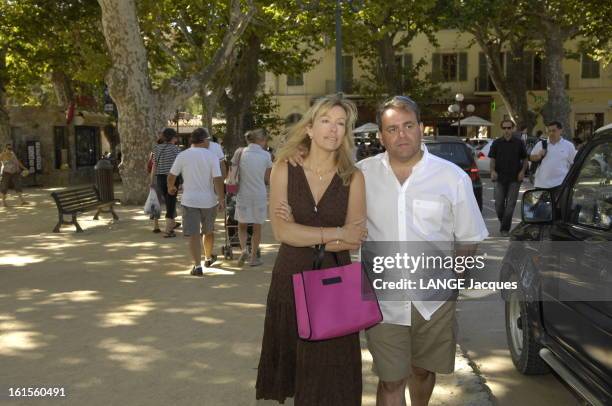 Xavier Bertrand On Holiday In Corsica. Le ministre du Travail Xavier BERTRAND et son épouse Emmanuelle se promènent sur la place d'un village, lors...