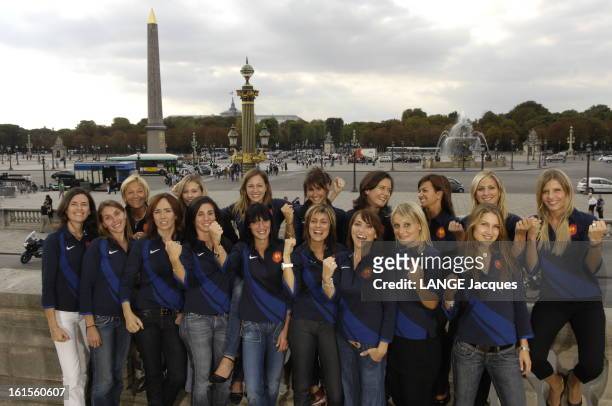 Women Of The Xv De France. Les épouses et compagnes des rugbymen de l'équipe de France posent sur la place de la Concorde lors de la Coupe du monde...