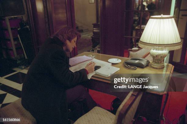 Close-up On Veronique Genest. La comédienne Véronique GENEST faisant des mots croisés sur le tournage d'un épisode de 'Julie Lescaut' à l'hôtel...
