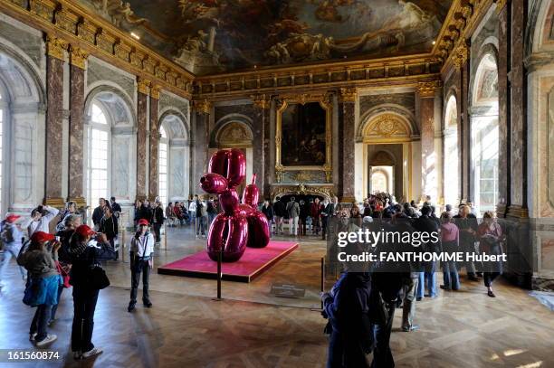 Jeff Koons Versailles Jeff Koons Balloon Dog Photos and Premium High Res Pictures - Getty Images