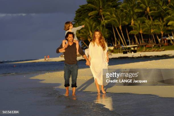Frederic Diefenthal And Geraldine Hamon On Holiday In Mauritius. Frédéric DIEFENTHAL et son épouse Gwendoline HAMON se promenant sur la plage du...