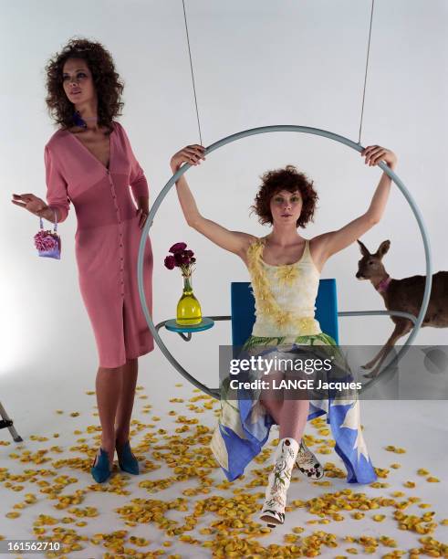 Ready To Wear Spring 2002. Photo studio autour d'une balançoire Reso Design : BEATA en top fleuri En Vogue - jupe soie imprimée Keïta Maruyama -...