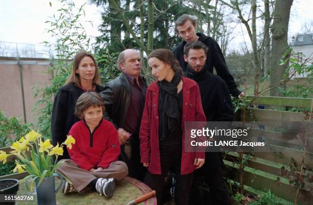 Jean-francois Stevenin And His Wife Claire With Their Children Pierre, Salome, Robinson And Sagamore. Le clan des Stévenin : Jean-François STEVENIN...