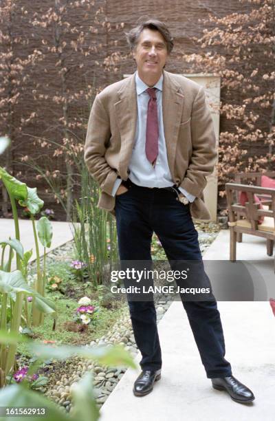 Rendezvous With The British Singer Bryan Ferry At Lancaster Hotel In Paris. Dans la cour de l'hôtel, Bryan FERRY souriant et décontracté, mains dans...