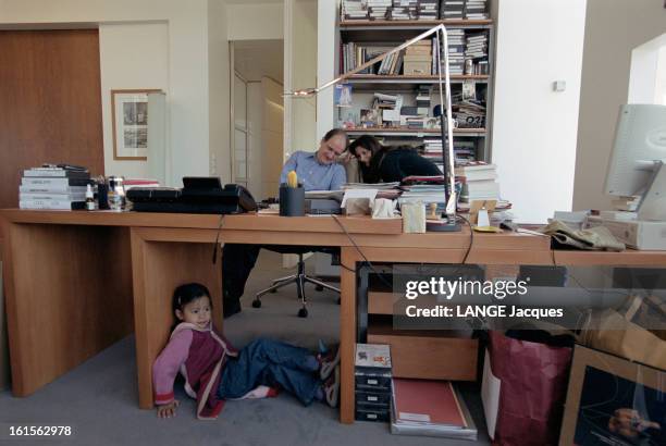 Last Visit In His Office Of Canal + Before His Eviction Day. Le dimanche 21 avril 2002, Pierre LESCURE fait un dernier saut à son bureau en compagnie...