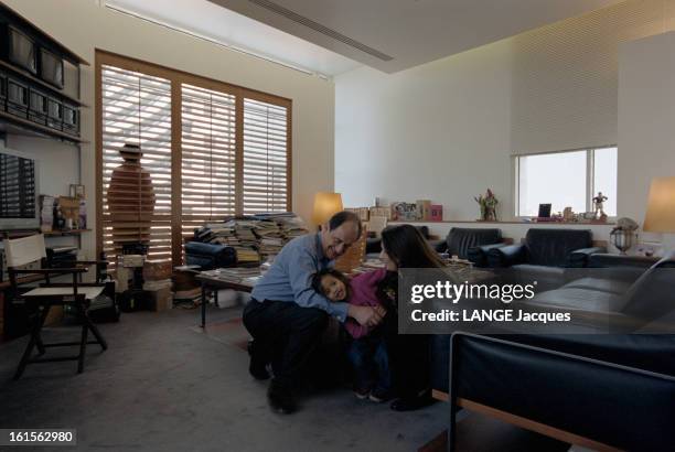 Last Visit In His Office Of Canal + Before His Eviction Day. Le dimanche 21 avril 2002, Pierre LESCURE fait un dernier saut à son bureau en compagnie...