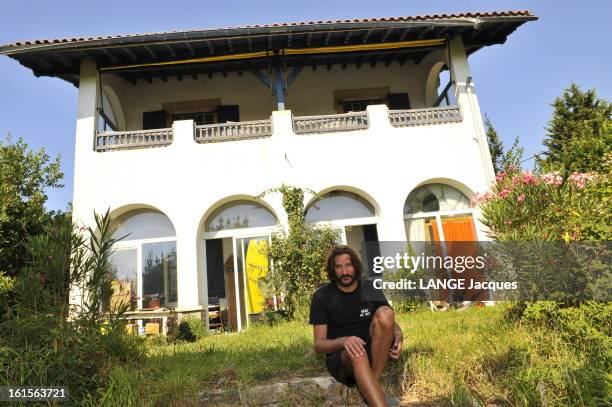 Rendezvous With Frederic Beigbeder In The Basque Country. Frédéric BEIGBEDER en short et tee-shirt, assis dans le jardin de la demeure de son enfance...