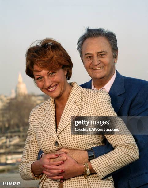 Roger Hanin At Home In His Apartment Near Trocadero In Paris With His Daughter Isabelle. Roger HANIN pose avec sa fille Isabelle, sur le balcon de...