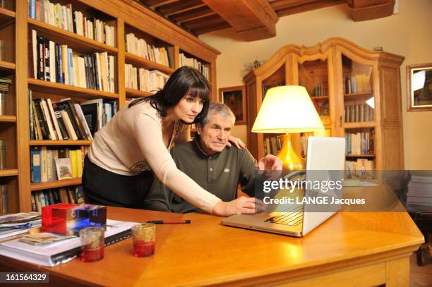 Claude Lelouch And Her Companion Valerie At Home In Villers-sur-mer. Villers-sur-Mer, 19 décembre 2009 : Claude LELOUCH avec sa compagne Valérie...