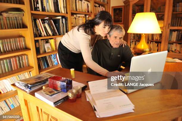 Claude Lelouch And Her Companion Valerie At Home In Villers-sur-mer. Villers-sur-Mer, 19 décembre 2009 : Claude LELOUCH avec sa compagne Valérie...