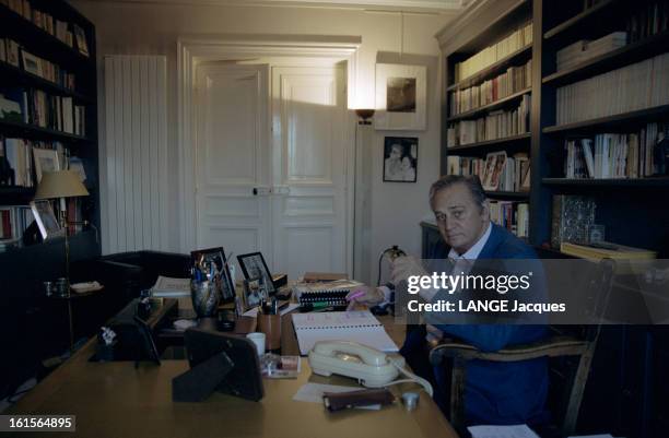 Roger Hanin At Home In His Apartment Near Trocadero In Paris With His Daughter Isabelle. Roger HANIN assis dans le bureau dans son appartement du...
