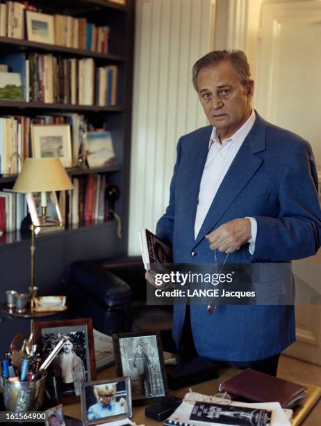 Roger Hanin At Home In His Apartment Near Trocadero In Paris With His Daughter Isabelle. Roger HANIN dans le bureau dans son appartement du XVIe...