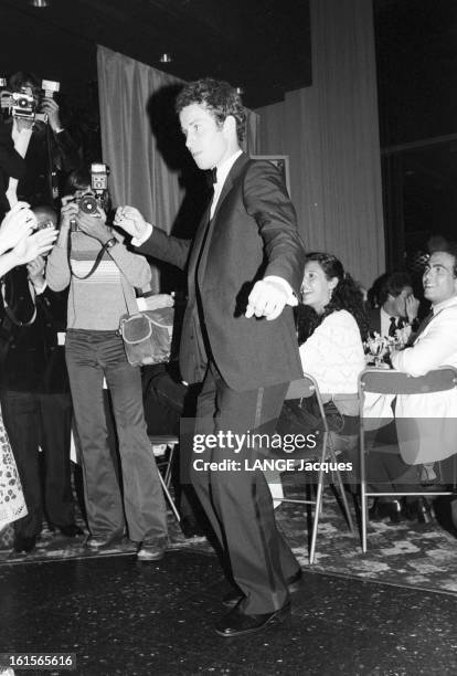 Mac Enroe With Chris Evert At "la Nuit Des Champions". Juin 1982, John MAC ENROE en tenue de soirée, portant un noeud papillon, dansant lors de la...