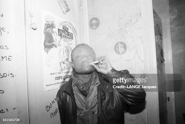 Squat And Squatters In Paris And Suburbs. Juin 1983, à PARIS, un squatter d'origine africaine fumant du cannabis dans un appartement squatté de...
