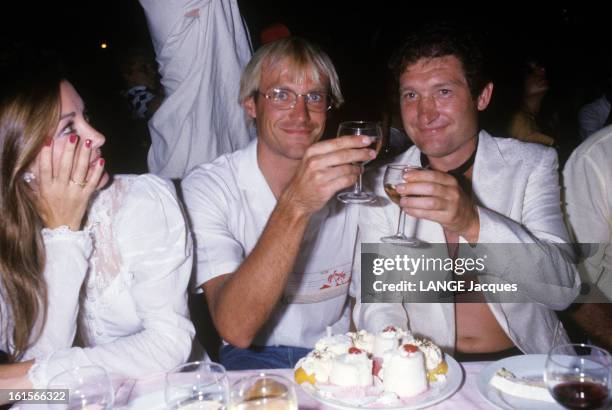 Laurent Fignon, Winner Of The 1984 Tour De France. Fête sa victoire à l'Alacazar avec Jane Seymour, son entraineur Cyril Guimard, Jean-Marie Riviere,...