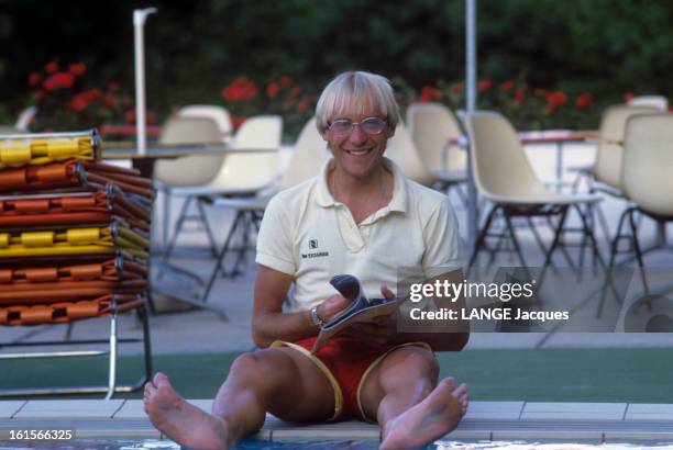 Laurent Fignon, Winner Of The 1984 Tour De France. Fête sa victoire à l'Alacazar avec Jane Seymour, son entraineur Cyril Guimard, Jean-Marie Riviere,...