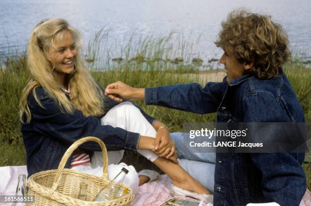 Mats Wilander And Her Fiance Annette Olsen: Picnic Off The Lake Telleborg In Sweden. Mats WILANDER et sa fiancée Annette OLSEN : Pique-nique au bord...