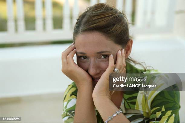 Daniela Lumbroso On Holiday In Djerba. Daniela LUMBROSO en vacances à DJERBA Portrait de l'animatrice en gros plan les mains sur le visage faisant...