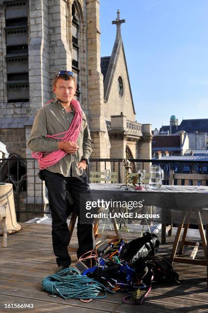 Sylvain Tesson At Home In Paris. Paris, 23 septembre 2011 : Sylvain TESSON, 39 ans, écrivain voyageur, reçoit 'Paris Match' dans son appartement du...