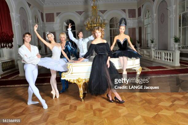 The Revival Of The Bolchoi Theater In Moscow. Moscou, dimanche 30 octobre 2011 : Natalia VODIANOVA posant dans le Foyer Blanc du théâtre du Bolchoï,...