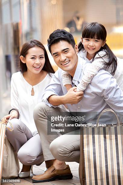 young family shopping in hong kong - hong kong family stockfoto's en -beelden