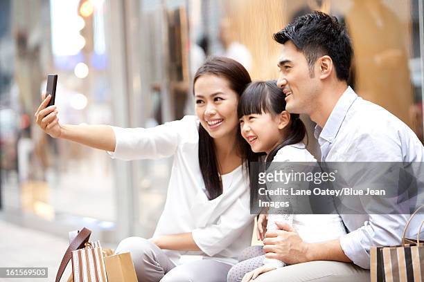 young family doing self portrait photography in hong kong - hong kong family stockfoto's en -beelden