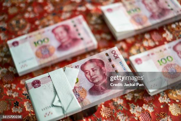 chinese cny money in 100 rmb bills - yuan symbol stock-fotos und bilder