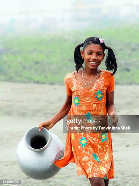 time to fetch some water - bengali girl - fotografias e filmes do acervo