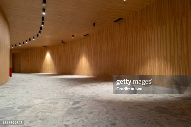 modern building interior wooden corridor - deckenverkleidung holz stock-fotos und bilder
